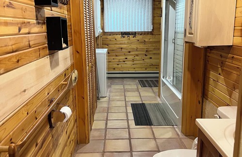 Irondale Kabine | Private Cabin, Perfect for families! Two Kayaks! Horseshoe Pits! Fire Pit!