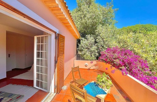 Charneca da Cotovia Haus | Villa Figueira - Propriedade a 5 Minutos das Praias com Grande Jardim