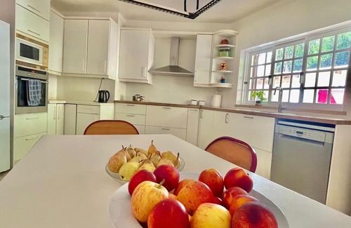 Charneca da Cotovia Haus | Villa Figueira - Propriedade a 5 Minutos das Praias com Grande Jardim