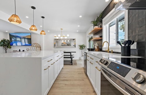 Scenic Heights Haus | 5 Beds 4 Baths.15 Mins to DT Denver. Property in Arvada with many amenities!