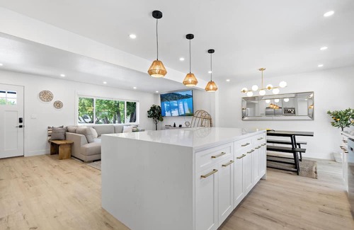 Scenic Heights Haus | 5 Beds 4 Baths.15 Mins to DT Denver. Property in Arvada with many amenities!