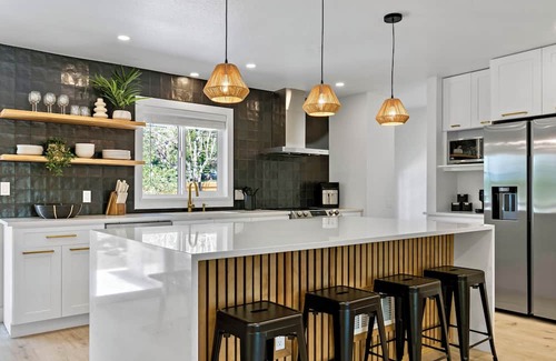 Scenic Heights Haus | 5 Beds 4 Baths.15 Mins to DT Denver. Property in Arvada with many amenities!