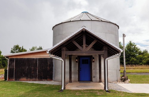 Jersey Hütte | Farm Stay - Spend the night in a converted grain silo on a working tree farm!