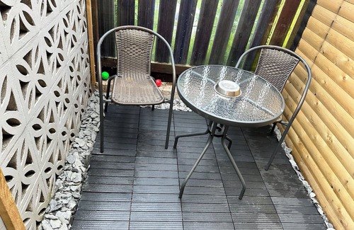 Century Wharf Kabine | llyffant, small & stylish Double en-suite kitchenette. 16 minutes walk WMC