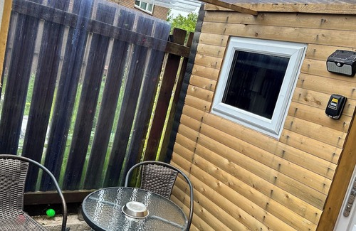 Century Wharf Kabine | llyffant, small & stylish Double en-suite kitchenette. 16 minutes walk WMC