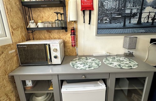 Century Wharf Kabine | llyffant, small & stylish Double en-suite kitchenette. 16 minutes walk WMC