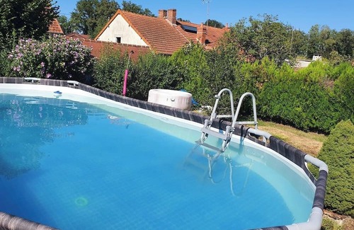 Doyet Wohnmobilvermietung | Enjoyable campground with WiFi in Doyet. Option of tent or cabin, large grounds