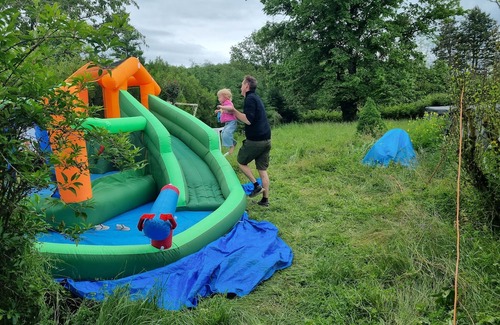 Doyet Wohnmobilvermietung | Enjoyable campground with WiFi in Doyet. Option of tent or cabin, large grounds