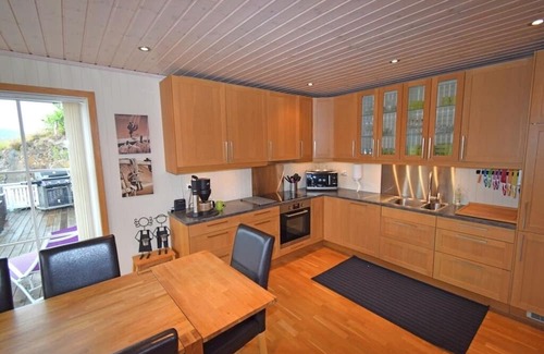 Farsund Haus | Holiday home "Lyngsvag" on Lyngsvagfjorden near Farsund -Spind, southern Norway, in an exceptionally beautiful location, Internet WLAN, 120 m² living space, sunny and sheltered holiday spot on the Farsund archipelago, chic furnishings, 3 bedrooms.