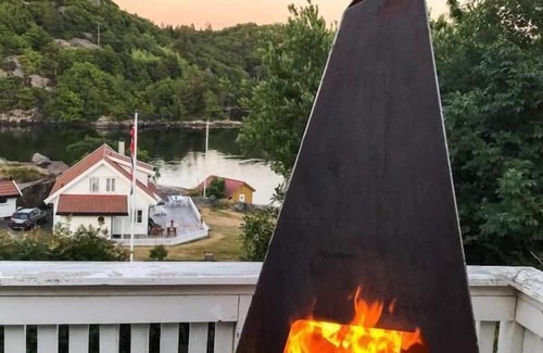Farsund Haus | Holiday home "Lyngsvag" on Lyngsvagfjorden near Farsund -Spind, southern Norway, in an exceptionally beautiful location, Internet WLAN, 120 m² living space, sunny and sheltered holiday spot on the Farsund archipelago, chic furnishings, 3 bedrooms.
