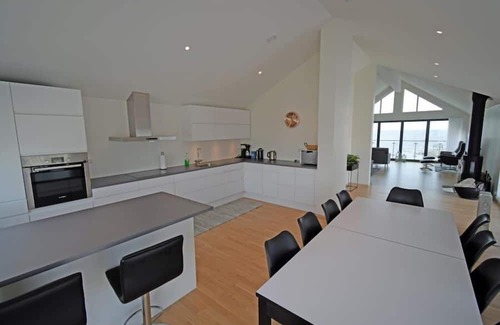 Vestbygd Haus | Holiday home 'Seaside' in a spectacular location directly by the sea in Borhaug-Borshavn on Listafjorden, Farsund municipality, southern Norway, 10 adults and 3 kids, new build 2017, plot directly between harbor and sea, panoramic windows and terr.