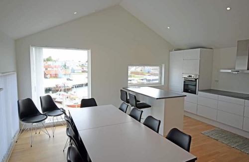 Vestbygd Haus | Holiday home 'Seaside' in a spectacular location directly by the sea in Borhaug-Borshavn on Listafjorden, Farsund municipality, southern Norway, 10 adults and 3 kids, new build 2017, plot directly between harbor and sea, panoramic windows and terr.