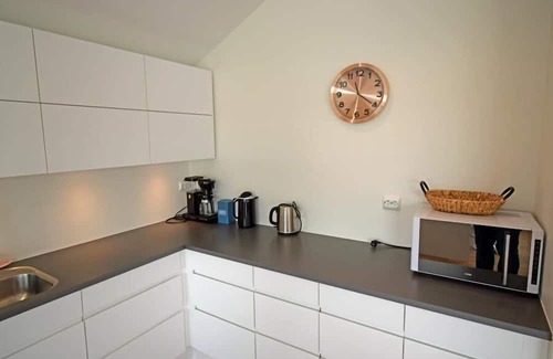 Vestbygd Haus | Holiday home 'Seaside' in a spectacular location directly by the sea in Borhaug-Borshavn on Listafjorden, Farsund municipality, southern Norway, 10 adults and 3 kids, new build 2017, plot directly between harbor and sea, panoramic windows and terr.