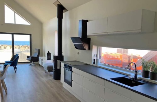 Vestbygd Haus | Holiday home 'Lista Maritim 5', built 2021, at the guest harbor in Borhaug-Borshavn near Farsund, Listafjorden, southern Norway, 7+2 persons, 135 m² living space, panoramic windows and south-facing balcony. south-facing balcony, modern furnishing.