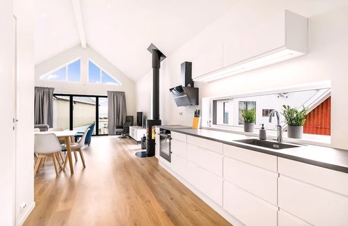 Vestbygd Haus | Holiday home 'Lista Maritim 5', built 2021, at the guest harbor in Borhaug-Borshavn near Farsund, Listafjorden, southern Norway, 7+2 persons, 135 m² living space, panoramic windows and south-facing balcony. south-facing balcony, modern furnishing.