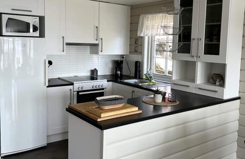 Lindesnes Haus | Holiday home Mona in Lussevika, new addition 2024, near Spangereid-Lindesnes, southern Norway, , max. 6 adults, own boat mooring, approx. 100 m² living space, 3 bedrooms, charming and tasteful furnishings, large veranda with fjord view, terrace f.