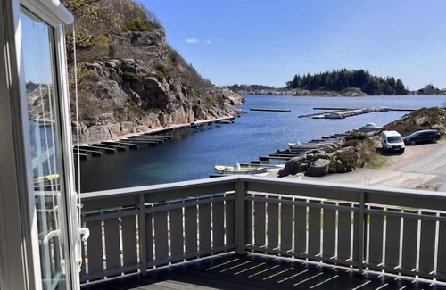 Lindesnes Haus | Holiday home Mona in Lussevika, new addition 2024, near Spangereid-Lindesnes, southern Norway, , max. 6 adults, own boat mooring, approx. 100 m² living space, 3 bedrooms, charming and tasteful furnishings, large veranda with fjord view, terrace f.