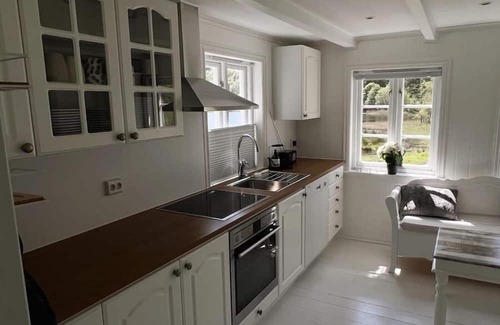 Lindesnes Haus | Holiday home Loneperle, new from summer 2023 ! in Lonestrand near Lindesnes-Furuholmen, southern Norway, sunny, spacious property with its own lake 'Lonetjønna' at the house, chic fully restored cottage for 6 people, tastefully furnished, 3 bedro.