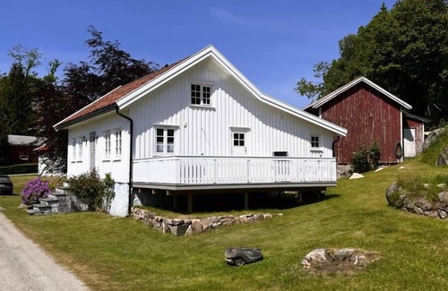 Lindesnes Haus | Holiday home Loneperle, new from summer 2023 ! in Lonestrand near Lindesnes-Furuholmen, southern Norway, sunny, spacious property with its own lake 'Lonetjønna' at the house, chic fully restored cottage for 6 people, tastefully furnished, 3 bedro.