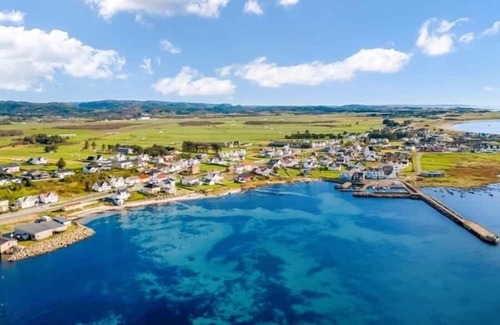 Borhaug Haus | Holiday home 'Havbris' new on offer, in Borhaug near Farsund, South Norway with own beach line, booking start now! House with flair and garden in south-facing location on bay with own sandy beach on Listafjorden, southern Norway, max 11 pers., ma