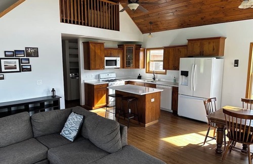 Milan Kabine | Cozy cabin on family farm. Surrounded by nature, yet close to the Quad Cities.