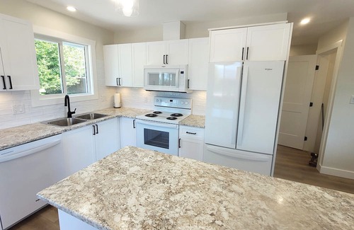 Port Alberni Haus | Newly Renovated Private 3 bedroom 2 bathroom guest suite