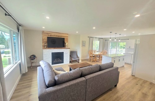 Port Alberni Haus | Newly Renovated Private 3 bedroom 2 bathroom guest suite