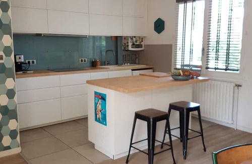 Crest Haus | Town house with covered terrace and large garden