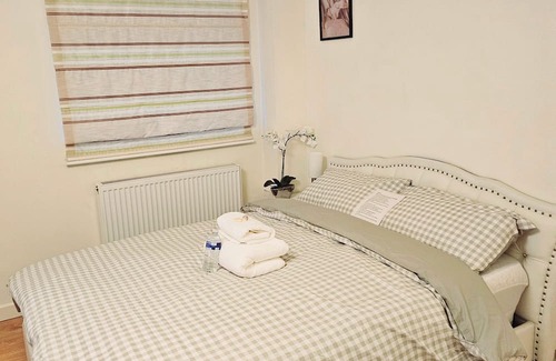 Stone Haus | Clean cosy& Large Bedroom in Dartford - Close to all amenities & Central London