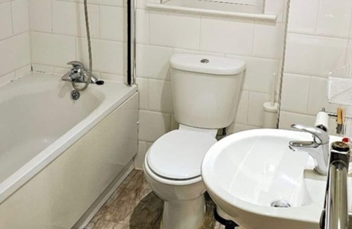 Stone Haus | Clean cosy& Large Bedroom in Dartford - Close to all amenities & Central London