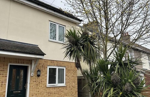 Stone Haus | Clean cosy& Large Bedroom in Dartford - Close to all amenities & Central London