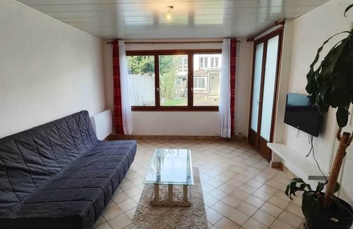 Noisy-le-Grand Haus | Homerez - House in Noisy-le-Grand