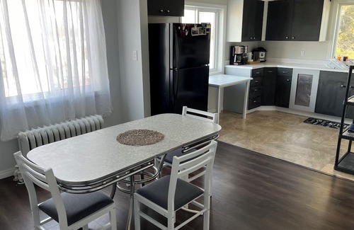 Rivers Wohnung | Fully equipped upper unit.Family friendly locating next to the rec centre.nn