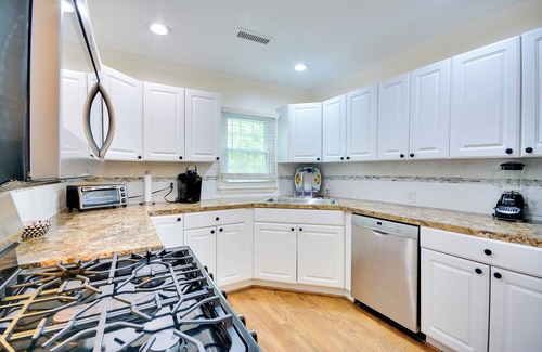 Winston - Salem Hütte | Charming Cottage - Near Wake Forest!