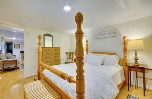 Winston - Salem Hütte | ‘The Reynolda Cottage’ w/ Decks, Near Wake Forest!