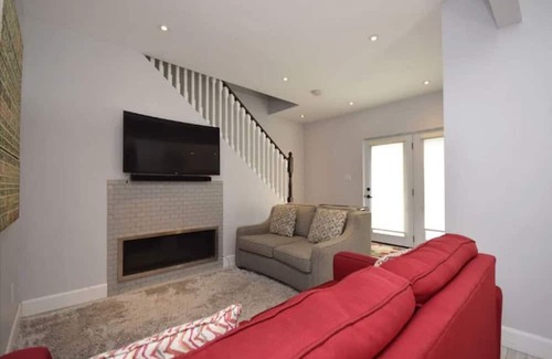 Cobourg Kabine | Welcome to our charming 2-bedroom, 1-bathroom home in the heart of downtown Cobourg