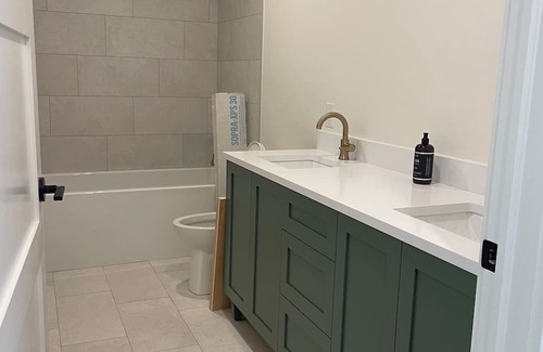 Dartmouth Haus | CharmingBrand new 3-bedroom house with WiFi and AC in peaceful Dartmouth.