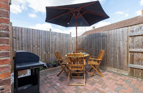 Glentham Hütte | Discover Lincolnshire with a quaint cottage stay.