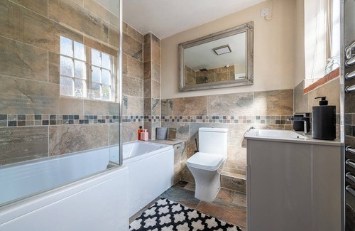Glentham Hütte | Discover Lincolnshire with a quaint cottage stay.
