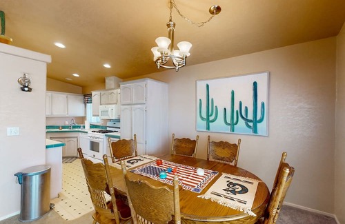 Meadview Haus | 3bd, dog-friendly home with central AC