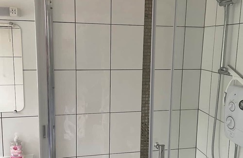 St. Michaels Wohnung | Flat 5 is fully reburbished, with onsite parking and free wifi