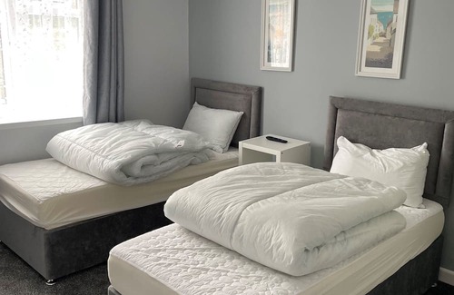 St. Michaels Wohnung | Flat 5 is fully reburbished, with onsite parking and free wifi