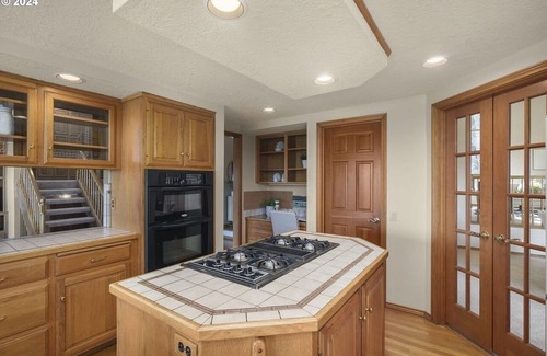 Mount Park Haus | Cozy 4-bedroom house in tranquil Lake Oswego with AC - great views of Mt. Hood.