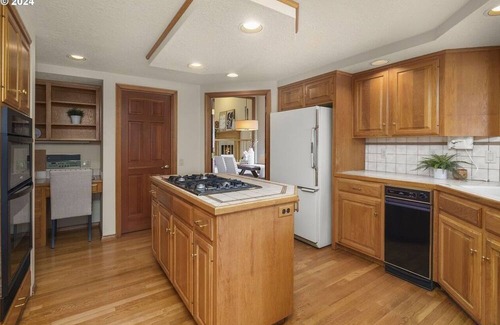 Mount Park Haus | Cozy 4-bedroom house in tranquil Lake Oswego with AC - great views of Mt. Hood.