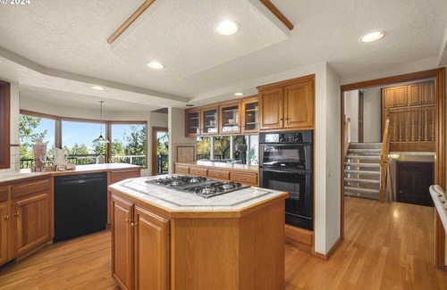 Mount Park Haus | Cozy 4-bedroom house in tranquil Lake Oswego with AC - great views of Mt. Hood.