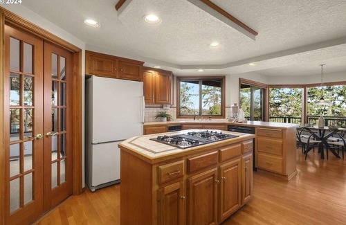 Mount Park Haus | Cozy 4-bedroom house in tranquil Lake Oswego with AC - great views of Mt. Hood.