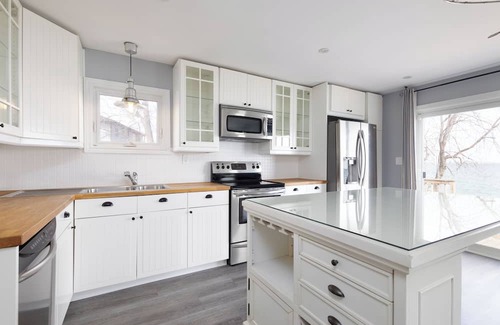 Stoney Creek Hütte | Beautiful 3Br Waterfront Cottage Located Directly on Lake Ontario!