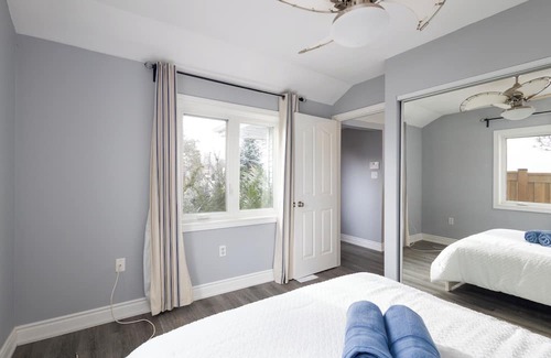 Stoney Creek Hütte | Beautiful 3Br Waterfront Cottage Located Directly on Lake Ontario!