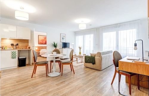Rueil-Malmaison Wohnung | Very nice 2-room apartment in the center of town. Access by bus, RER