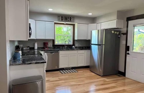 Maysville Sonstige | Relax after boating Lake Cumberland or enjoying Somernites Cruise In with the whole crew at our picturesque 100 acre Farm!